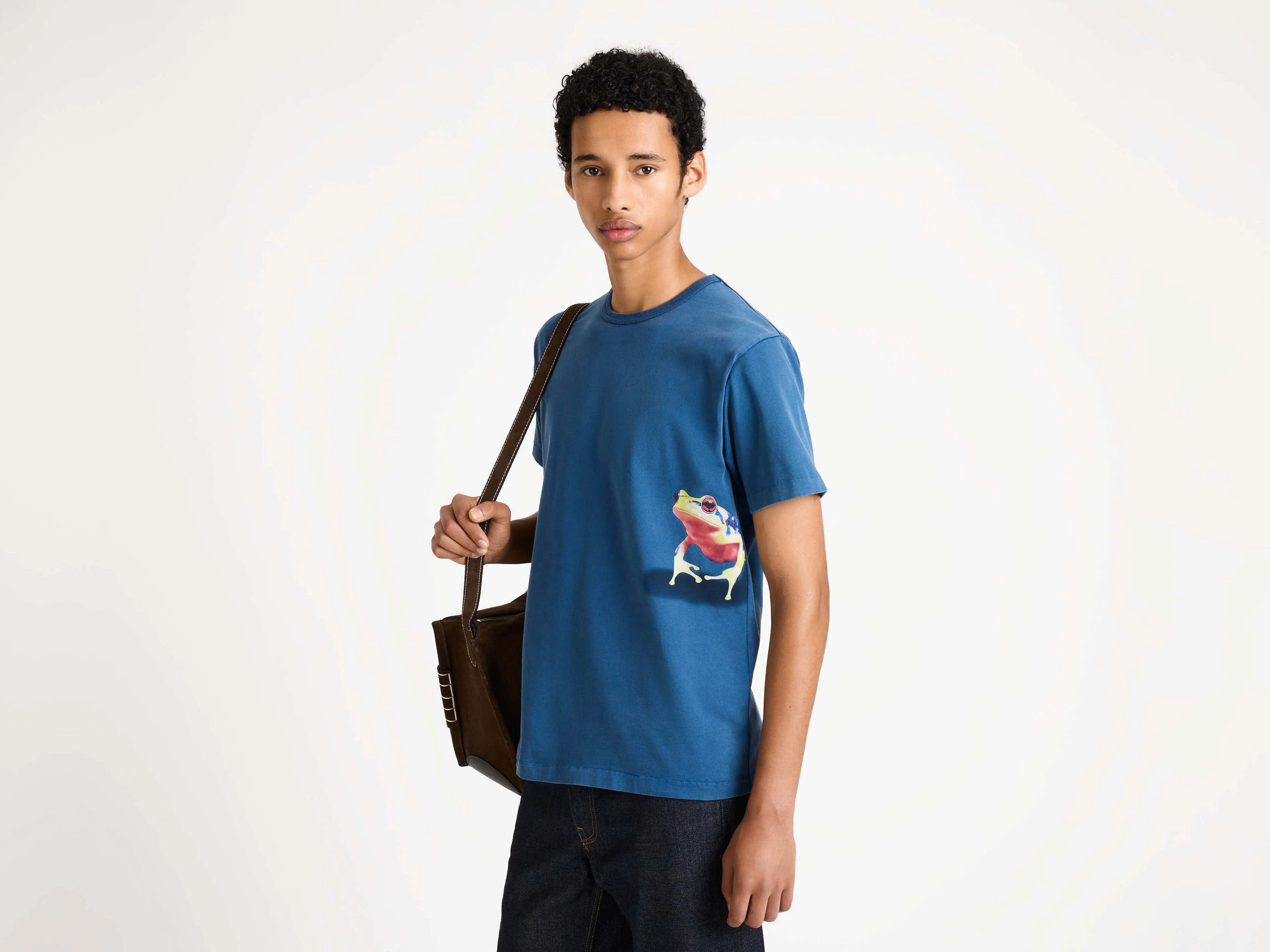 MENS PEEKING FROG TSHIRT IN MID BLUE - Image 3
