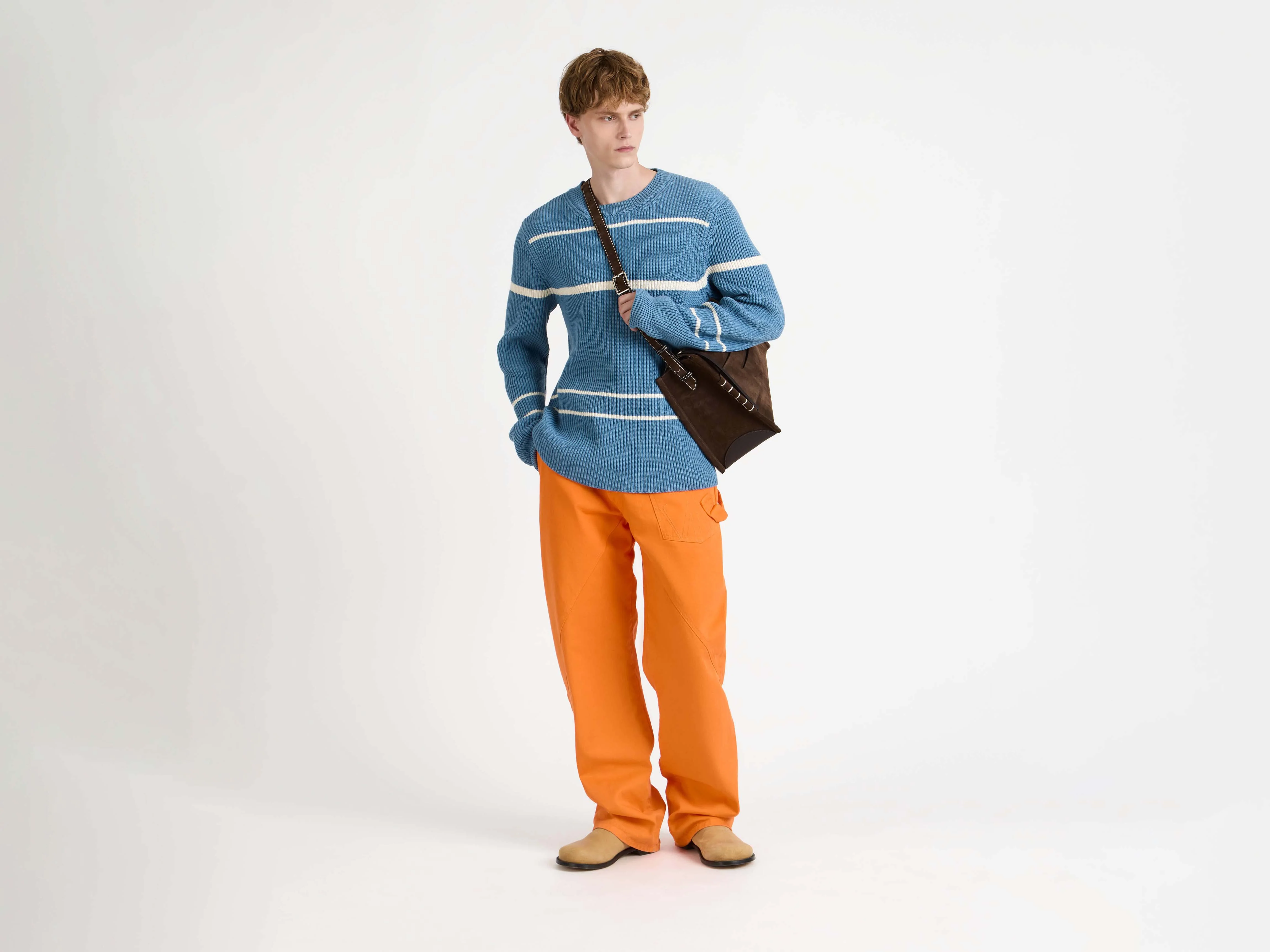 MESSENGER LOAFER BAG IN CHOCOLATE BROWN SUEDE - Image 4